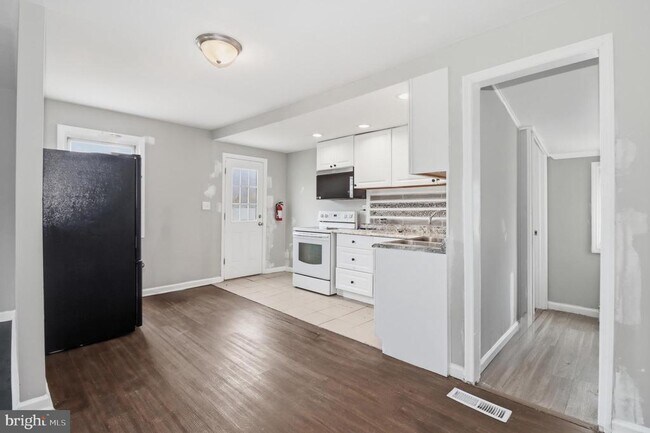 Building Photo - 4 Coville Dr