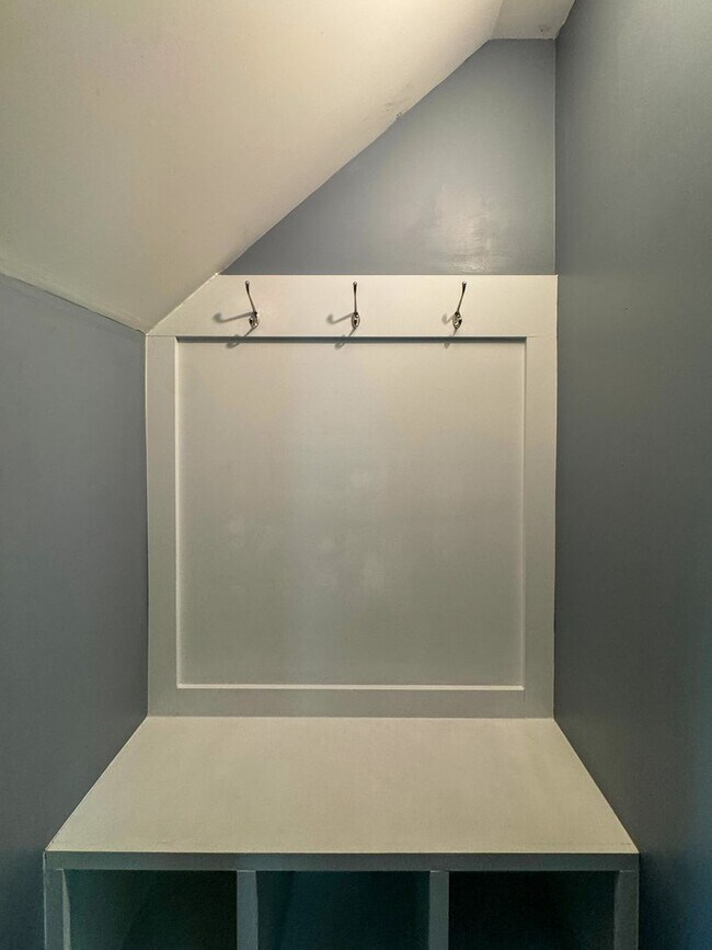 Building Photo - Beautiful 4 Bed 2.5 Bath Home with Fenced Backyard