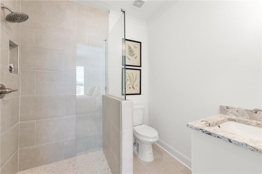 Building Photo - 5602 W Pine St