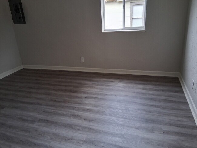 Building Photo - 819 S Elm Ave