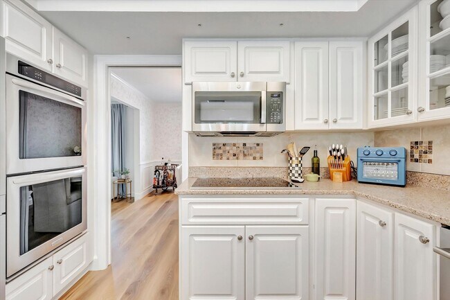 Building Photo - Luxury 5 Bed/4 Bath Pool Home on a Golf Course in Central Sarasota