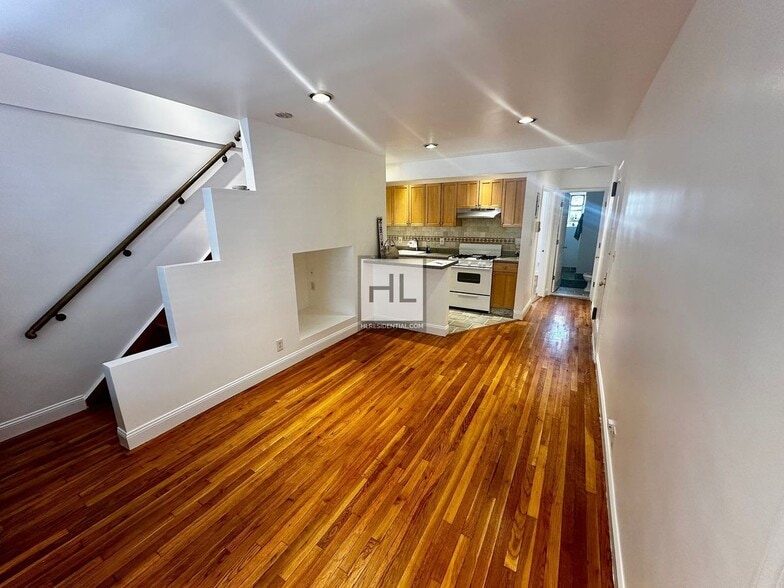 Primary Photo - No Fee! Sun-Drenched 2-Bedroom Duplex with...