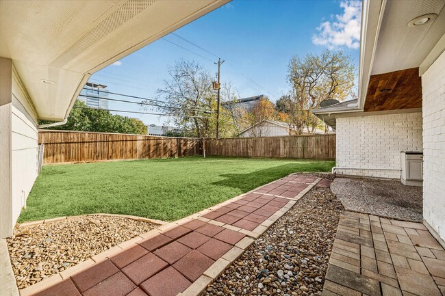 Building Photo - 2127 Blue Willow Dr