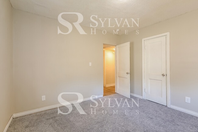 Building Photo - 3 BR, 2 BA home in Oakwood Estates