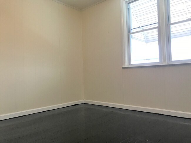 Building Photo - 3 Bedroom Townhome in Morrell Park - Finis...