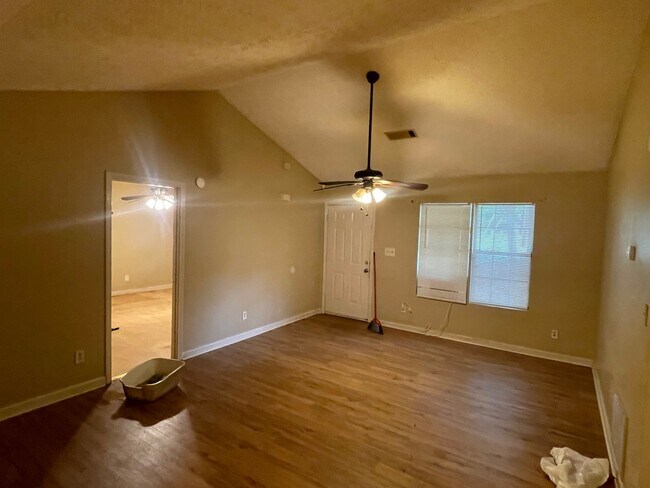 Building Photo - 122 Oriole Dr