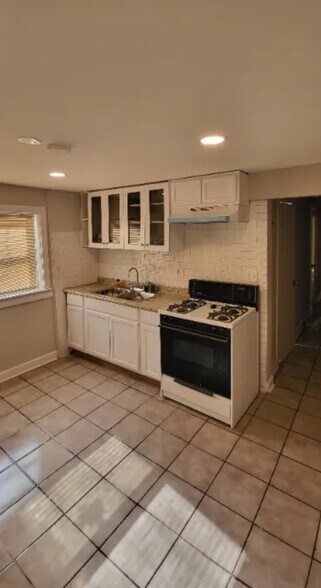 Building Photo - 4725 S Western Blvd