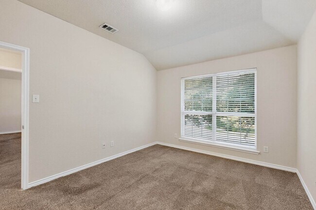 Building Photo - Spacious & Stylish Home in Quail Run-North...