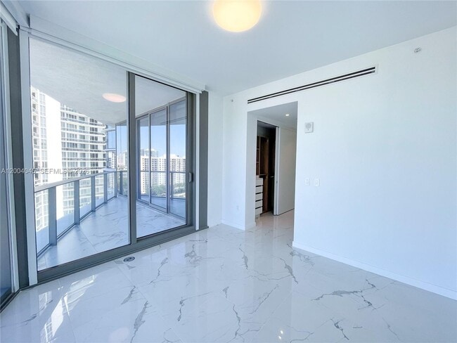 Building Photo - 15701 Collins Ave