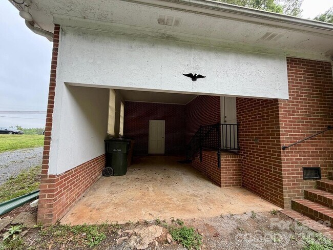 Building Photo - 3720 Providence Rd S