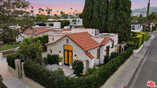Building Photo - 9001 Rosewood Ave