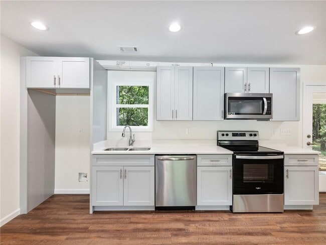 Building Photo - 8079 Beachwood Dr