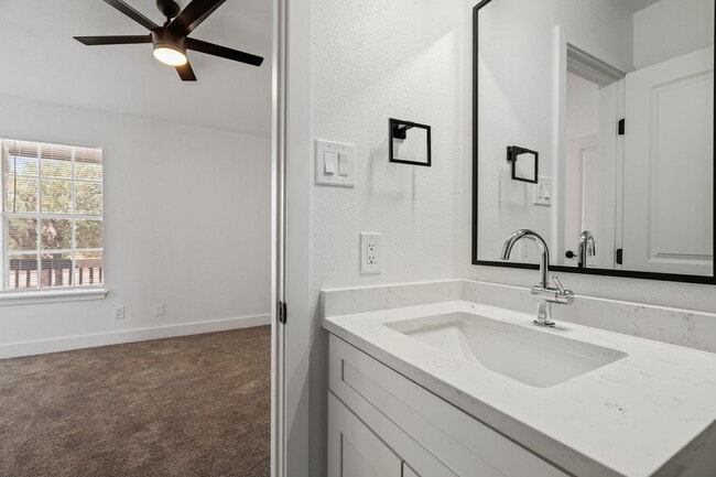 Building Photo - River Crossing Townhome - 2Bd-2.5BA - Redone to the Nines -  W/D - Resort Pool