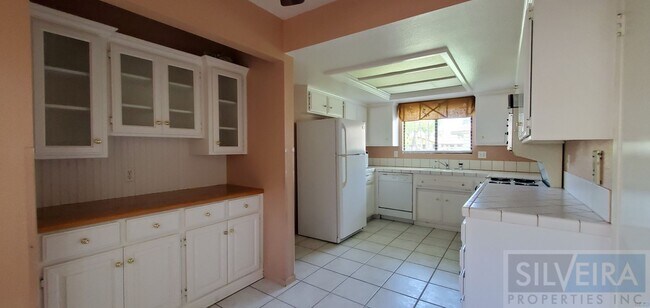 Building Photo - Cozy 2 bedroom 2 Bath home near Stowell and Broadway!