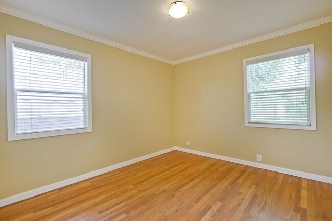 Building Photo - Awesome Home Located in a Quiet Tree Line ...