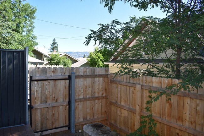 Building Photo - Two bedroom, 1.5 bathroom Ashland townhouse | Available now