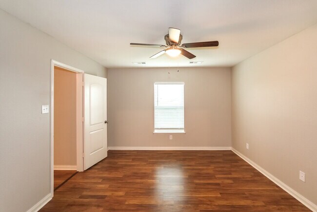 Building Photo - 111 Cottonwood Dr