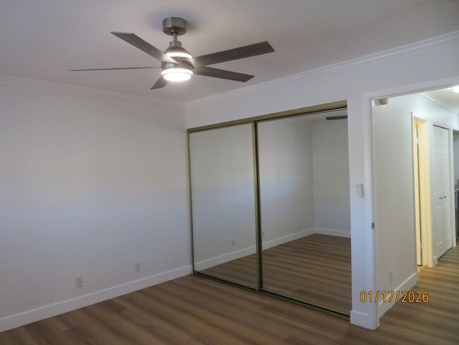 Building Photo - Clean well-maintained upstairs Condo, Gated Community