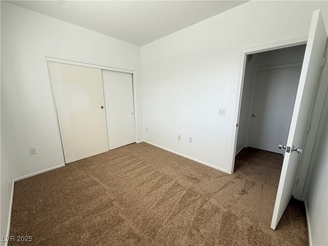 Building Photo - 5975 Barbosa Dr