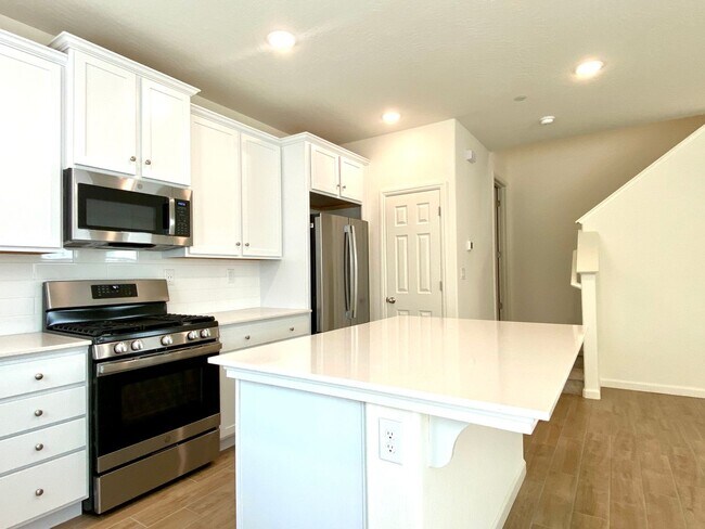 Building Photo - $2,350 Clinton & Armstrong, 4 Bed, Gated Community Pool & Solar - E Riesling Dr, Fresno