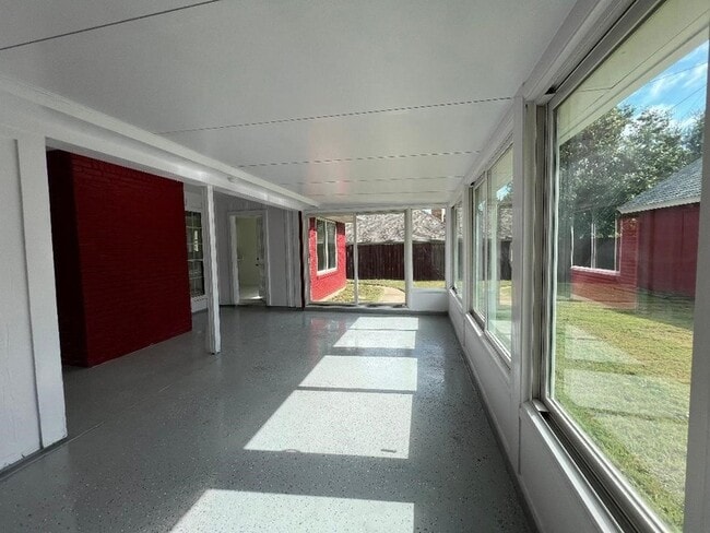 Building Photo - 1500 Hyde Park Blvd