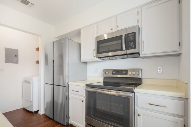 Building Photo - Charming 1-Bedroom Condo in the Heart of t...