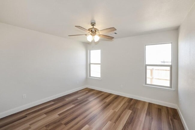 Building Photo - 7625 Woodford Ave