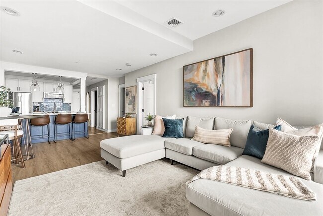 Building Photo - 300 Commercial St