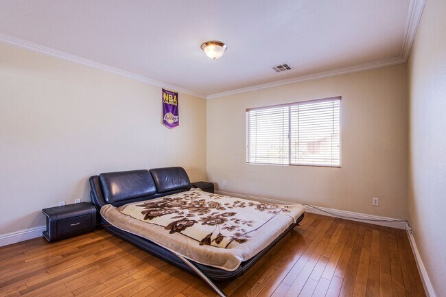 Building Photo - Elegant and Spacious 5Bed/3Bath home nestl...