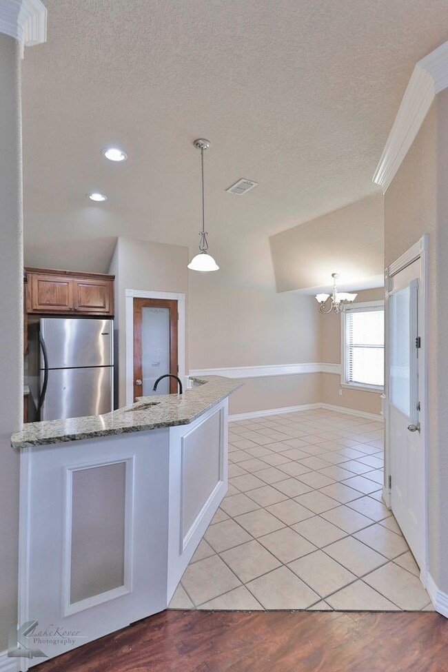 Building Photo - 4 bed 2 bath; newer carpet!