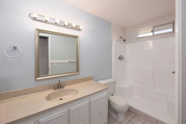 Building Photo - 1212 NE 14th Ct
