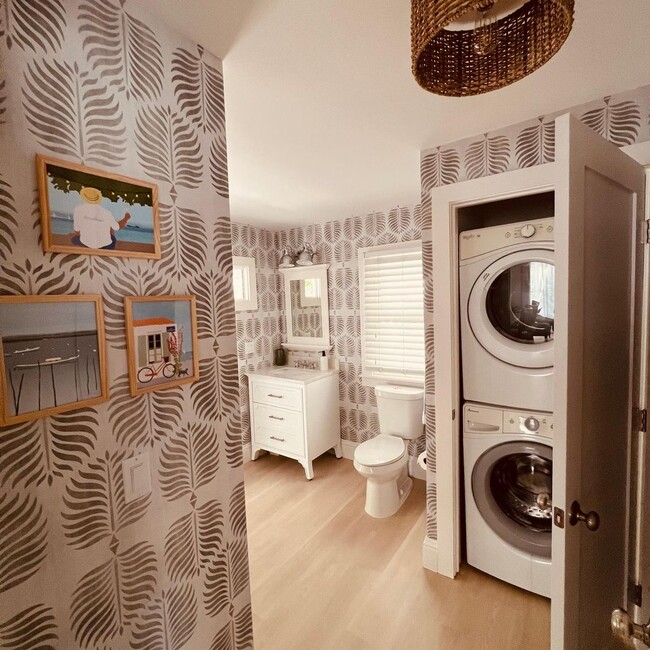 Building Photo - Stunning FULLY FURNISHED 3/2.5 entire hous...