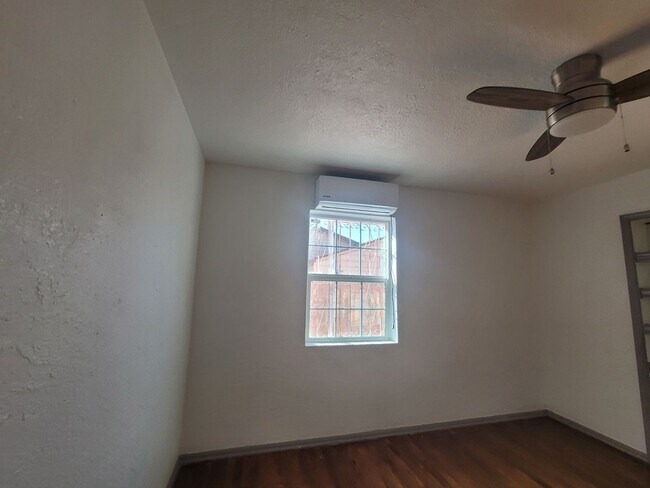 Building Photo - Ready to View!!