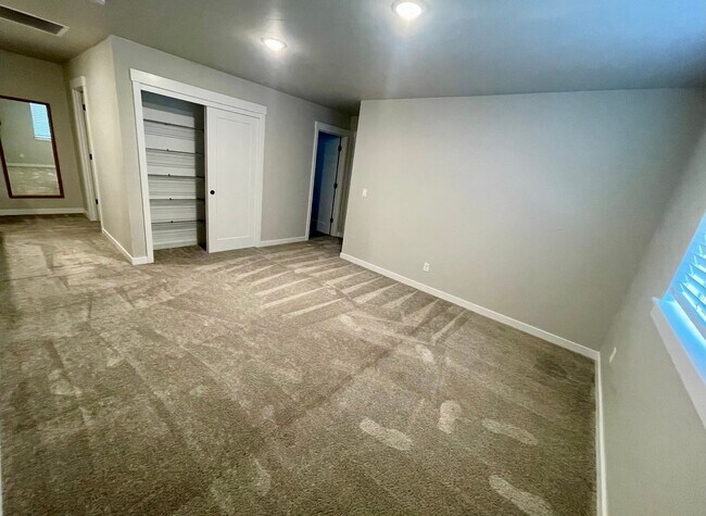 Building Photo - Spacious 3-bedroom and 2nd living room 2 1/2-full bath with New carpet, pad and LVT flooring