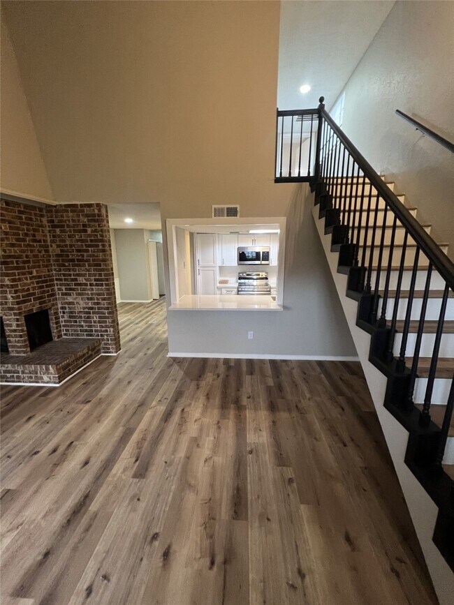 Building Photo - 1310 Town Cir