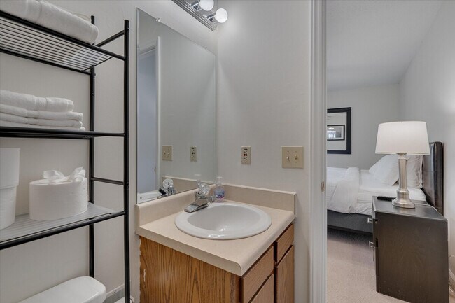 Building Photo - 2210 Wilshire Dr