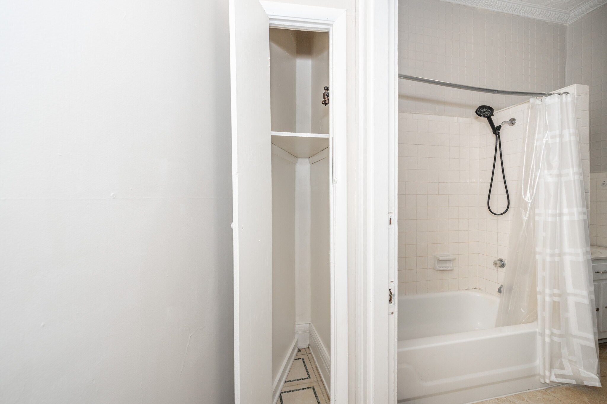 Building Photo - 120 Lyon St