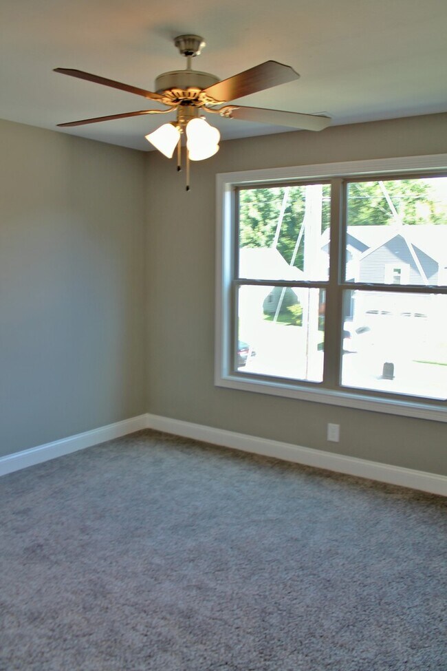 Building Photo - 254 Azalea Dr