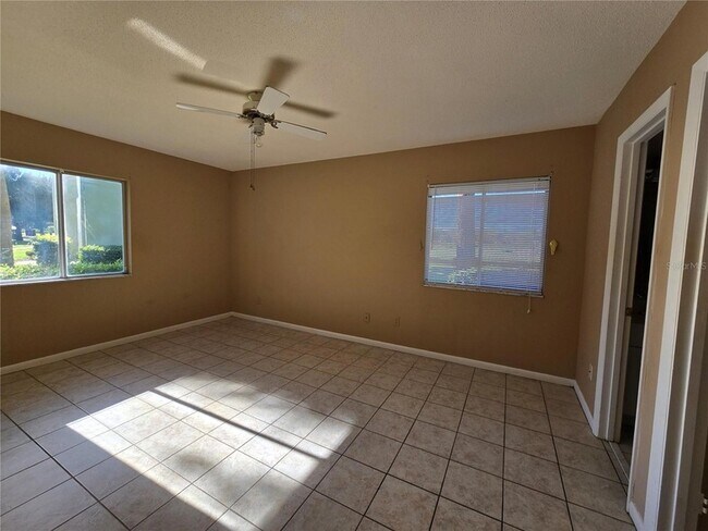 Building Photo - 582 Fairways Cir