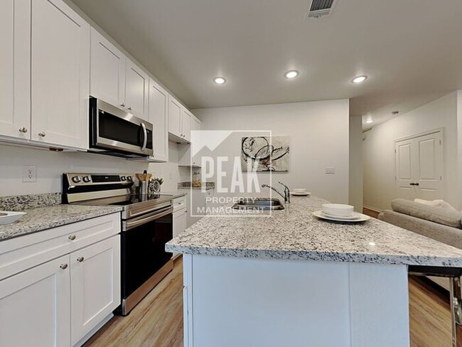 Building Photo - $1599! 3 Bed/2.5 Bath Townhome with a FRIDGE PROVIDED!