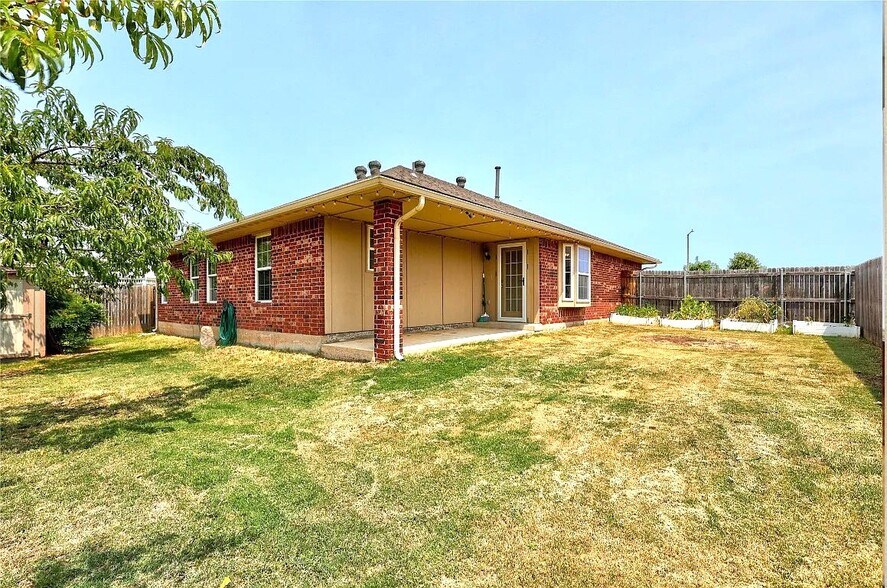 Building Photo - 2404 Deer Chase Dr