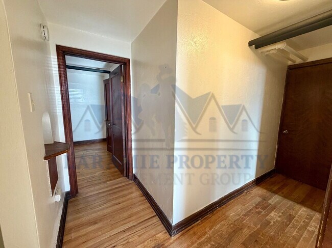 Building Photo - 1 Bedroom Apartment