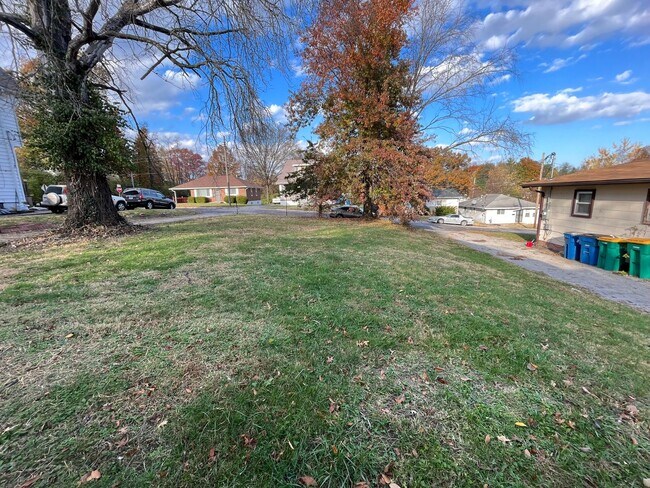 Building Photo - Renovated 3 bedroom 1 Bath with Detached G...