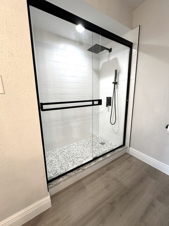 Building Photo - Gorgeous Updated Tierra Verde Annual Unfurnished Waterfront Condo 2/2 w/Garage