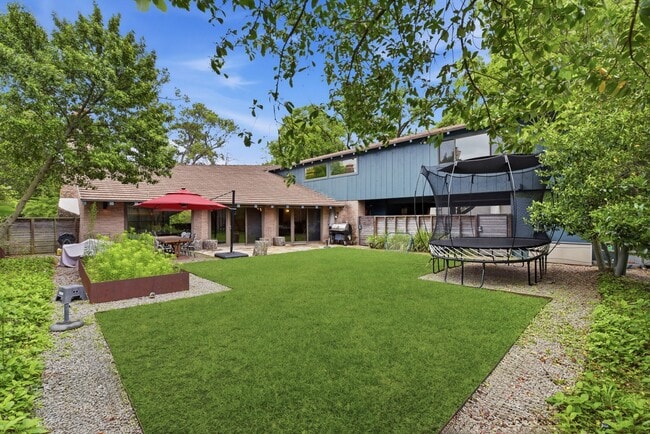 Building Photo - 4603 Ivanhoe St