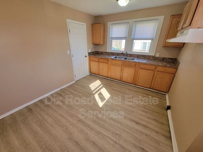 Building Photo - 109 N Decker Ave