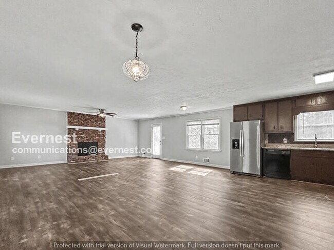 Building Photo - 3 Bed/2 Bath Home with Attached Garage / Pet-Friendly / Available Now!