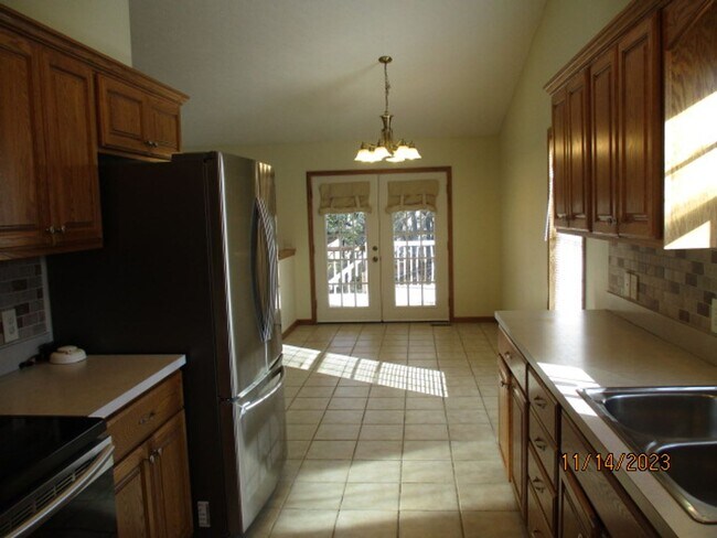 Building Photo - Spacious 6-Bedroom Home in a Prime Location – Room to Live, Work & Relax!