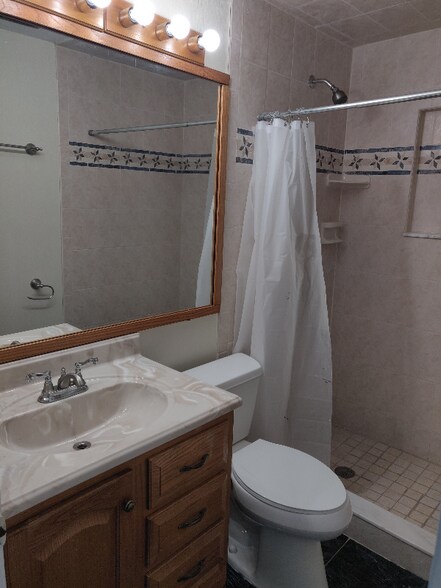 Building Photo - 1737 Vivian Ct