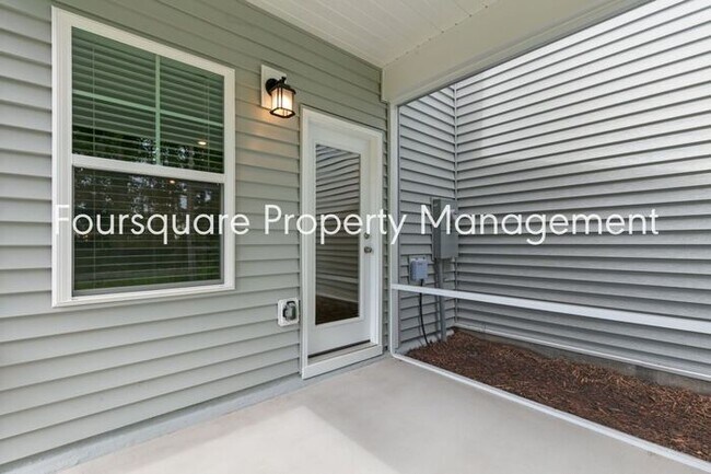 Building Photo - Coming Soon; July 27, 2026 : End unit ToSpacious End-Unit Townhome with 2nd Floor Loft, Screened-...
